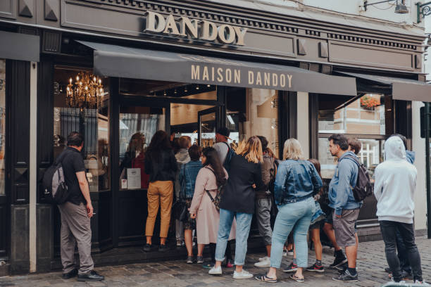 cola turística en una calle para comprar gofres de maison dandoy, bruselas, bélgica. - brussels waffle belgian waffle people fotografías e imágenes de stock