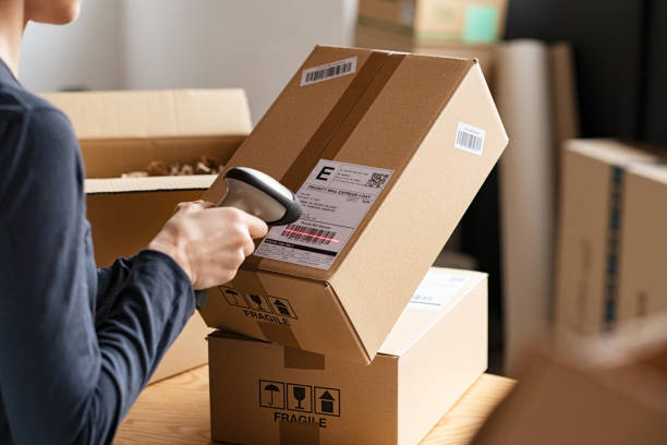 escaneo de código de barras de paquetería antes del envío - caja fotografías e imágenes de stock