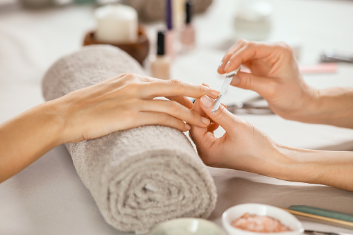 Mujer haciendo manicura photo