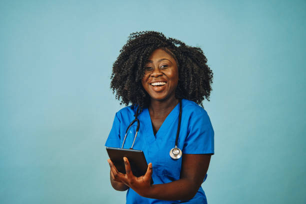 enfermera practicante doctora con tableta y estetoscopio sonriendo - medical equipment stethoscope hospital blue fotografías e imágenes de stock