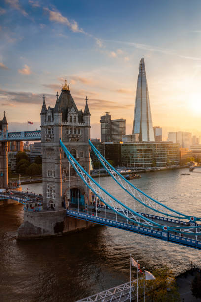 erhöhter blick auf die tower bridge of london bei sonnenuntergang - kapitell fotos stock-fotos und bilder
