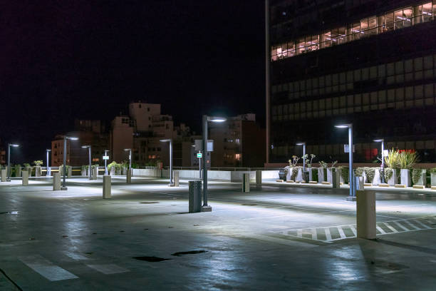 Estacionamiento vacío por la noche. - foto de stock