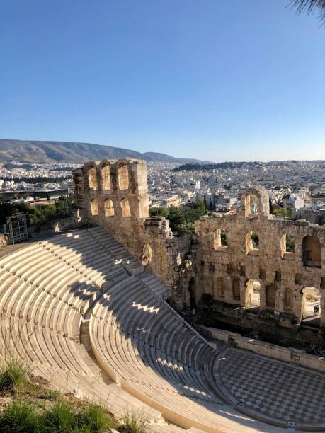 ruínas do teatro de dionísio, localizado na acrópole de atenas - herodes atticus - fotografias e filmes do acervo