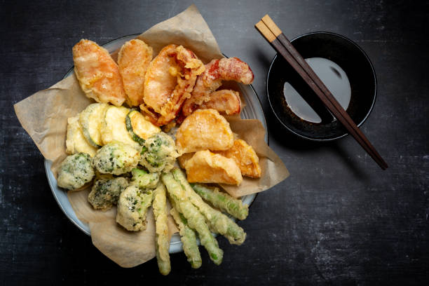 pose plate de la recette japonaise de tempura de légumes avec la sauce de ponzu de gingembre, fond noir d’en haut - hollandaise sauce photos photos et images de collection