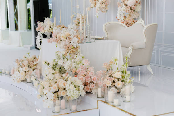tavolo splendidamente decorato per le spose. un luogo per festeggiare - 1466 foto e immagini stock