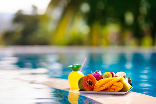 fruta tropical en la piscina - papaya fruta tropical fotografías e imágenes de stock