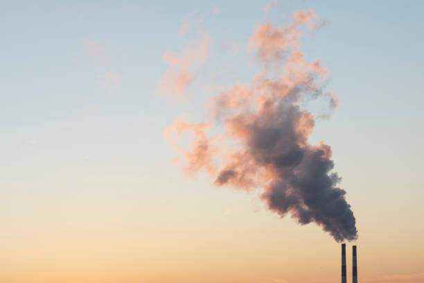 有害な大気汚染。工場のパイプは、有毒物質の多くを汚染します - オゾン層 ストックフォトと画像