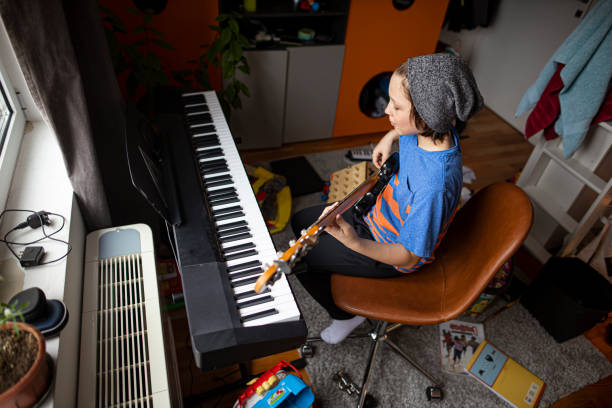 기타를 �연주하는 소년 - piano practice 뉴스 사진 이미지