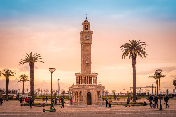 torre del reloj de esmirna en la plaza konak - izmir turkey konak clock tower fotografías e imágenes de stock