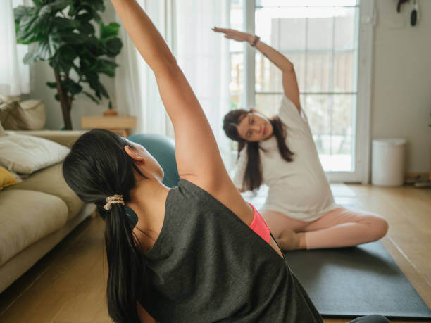 esercizio in gravidanza a casa. - human pregnancy prenatal care relaxation exercise ball foto e immagini stock