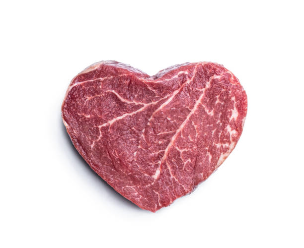 ハート形状生鮮牛肉ステーキ、白で切り分け - meat raw beef love ストックフォトと画像