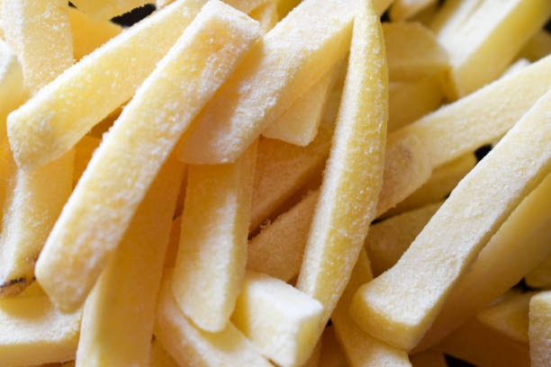 les frites français congelées se ferment vers le haut - french fries fast food french fries raw raw potato photos et images de collection