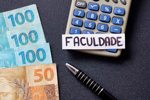 Inscripción brasileña de dinero, calculadora y faculdade (universidad). Costos universitarios en Brasil. photo