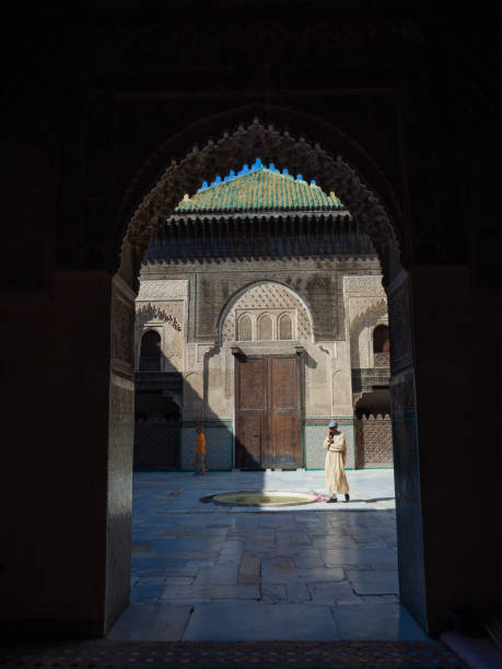 вид из монастыря бу инания медерса. фес, марокко. - fountain courtyard tile wall стоковые фото и изображения