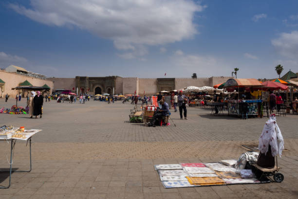 metti el-hedime, con l'imponente bab mansour el-aleuj sullo sfondo. meknes, marocco. - imponent foto e immagini stock