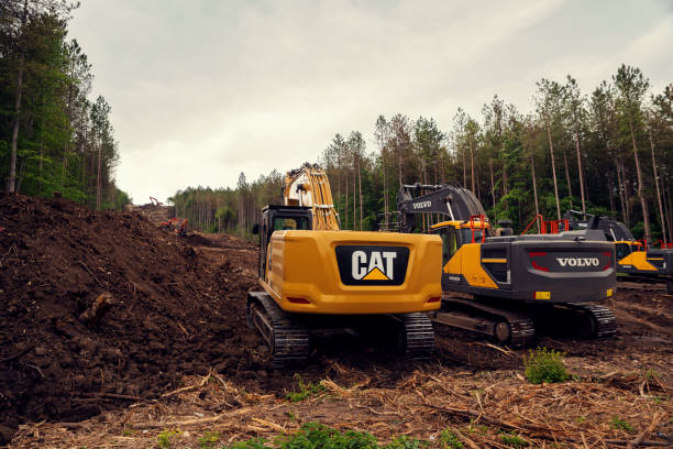 многие цепные экскаваторы копают местность - earth mover digging land bulldozer стоковые фото и изображения