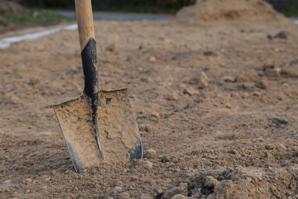 Dirty closeup spade in dry clay soil. View from above. Space for text Dirty closeup spade in dry clay soil. View from above. Space for text rust germany stock pictures, royalty-free photos & images