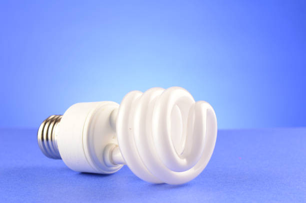 ampoule fluorescente compacte cfl - compact fluorescent lightbulb photos photos et images de collection