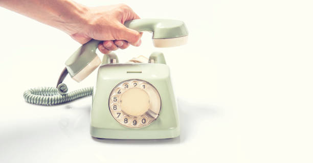 вызов с винтажным телефоном на белой доске - obsolete landline phone old 1970s style стоковые фото и изображения