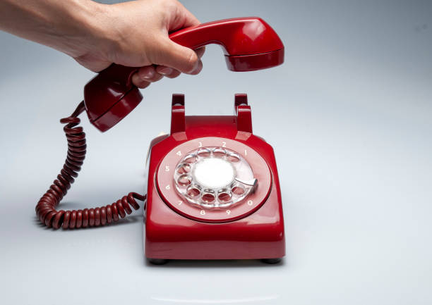 chiamata con telefono vintage su lavagna bianca - obsolete landline phone old 1970s style foto e immagini stock
