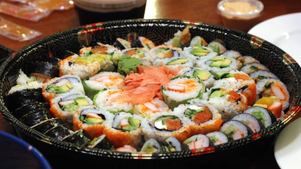 ショウガとわさびの漬け物を使った様々な寿司の盛り合わせ - buffet japanese cuisine lifestyles ready to eat ストックフォトと画像