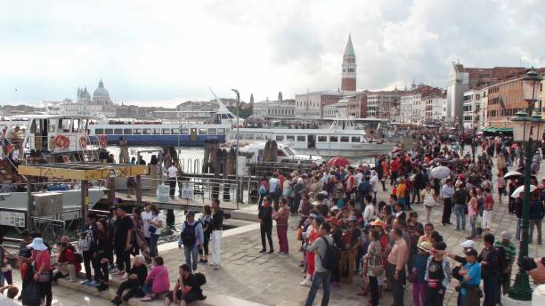 venezia italia europa, porto dei mezzi pubblici, barca, people scene - photography urban scene venice italy veneto foto e immagini stock