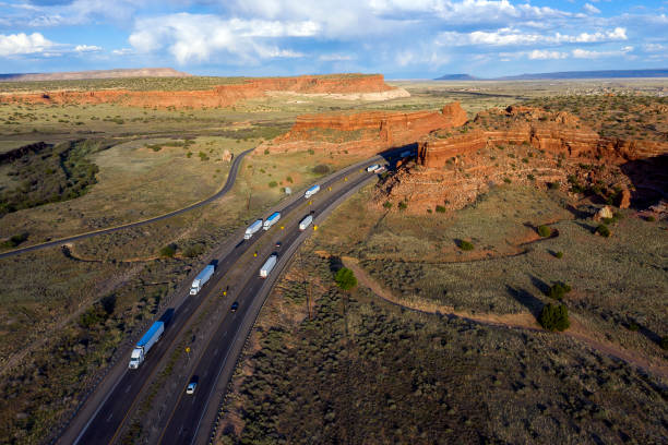 caminhões na rodovia entre rochas vermelhas - new mexico fotos - fotografias e filmes do acervo