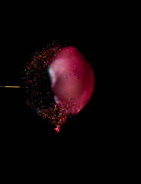 une fléchette perçant un ballon gonflé - rubber dart photos et images de collection