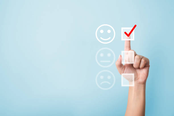 scegli a mano di classificare le icone felici del punteggio. esperienza del servizio clienti e concetto di sondaggio sulla soddisfazione aziendale - perito foto e immagini stock