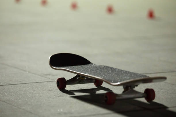 skateboarding on the skate park with the light from the spotlight at night - skateboard park ramp skateboarding park imagens e fotografias de stock