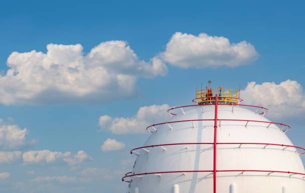 tanque de armazenamento de gás industrial. tanque de armazenamento de gás natural liquefeito ou gnl. reservatórios de gás esférico na refinaria de petróleo. tanque de armazenamento acima do solo. indústria de armazenamento de gás natural. tanque de - edifício de transportes - fotografias e filmes do acervo