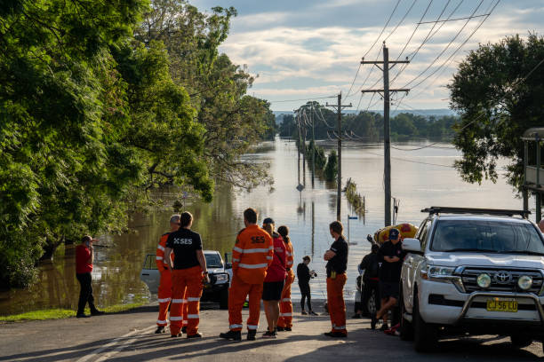 la pluie s’éclaircit et le rétablissement commence pour les inondations de l’ouest de sydney - tous types de crises photos et images de collection
