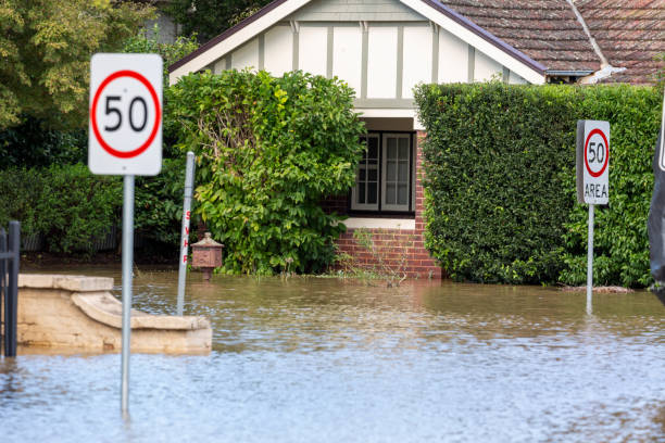 casa circondata da acque alluvionali a windsor in australia - floodwaters foto e immagini stock