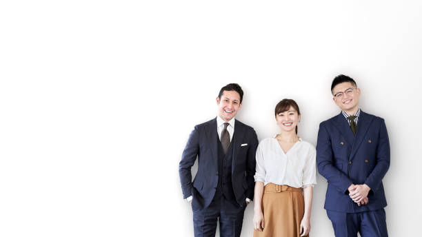 笑顔で立つアジアとラテンのビジネスの人々 - ビジネスマン 日本人 ストックフォトと画像