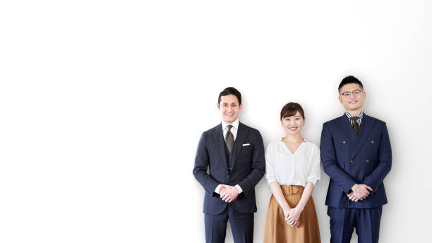 uomini d'affari asiatici e latini in piedi con un sorriso - business meeting expressing positivity interview business foto e immagini stock