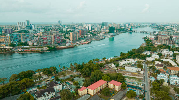 stadtbild und skyline von lagos island, ikoyi und victoria island - nigeria stock-fotos und bilder