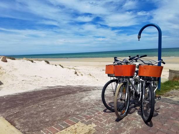 biciclette in spiaggia - travel hire bicycle australia foto e immagini stock