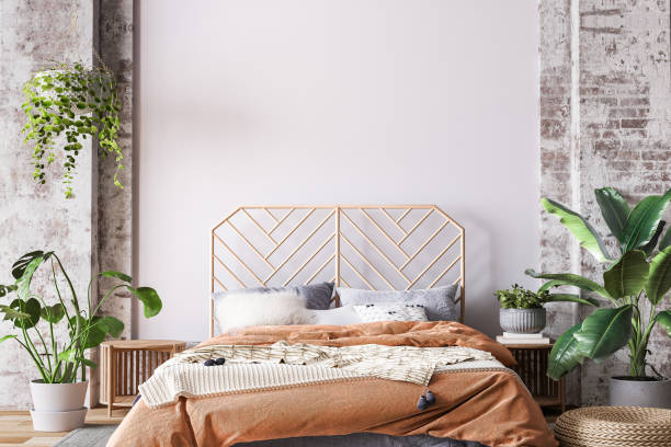 letto in legno nel design dell'appartamento loft, interno della camera da letto con mockup a parete vuota - headboard foto e immagini stock