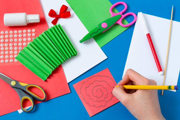 istock Making greeting card for Mother's Day. Step 4 1309061704
