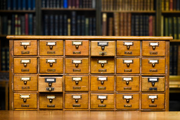 tiroirs à rechercher des enregistrements de livres dans la bibliothèque. - fichier de classement photos et images de collection