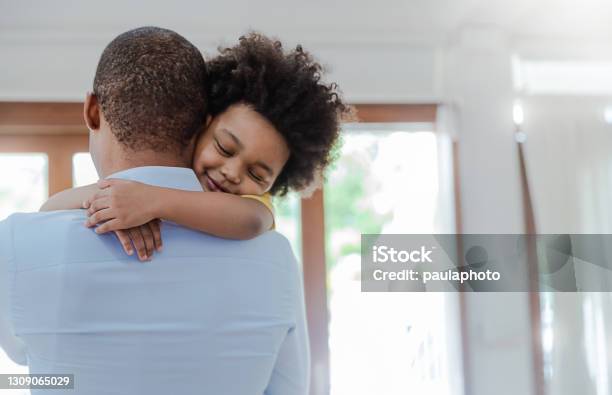 Porträt Des Amerikanischen Afrikanischen Vaters Und Sohnes Der Lachend Im Wohnzimmer Umarmt Glücklicher Papa Und Sein Kleiner Junge Verbringen Freizeit Zu Hause Alleinerziehender Vater Familienlifestylevatertageskonzept Stockfoto und mehr Bilder von Vatertag