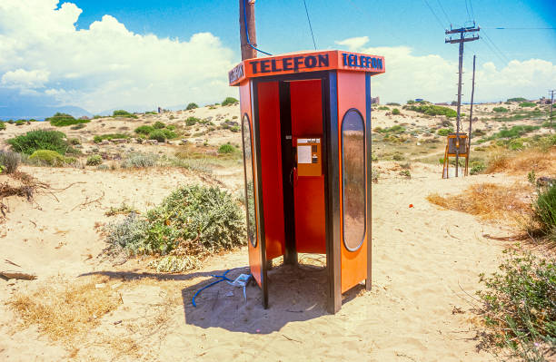 caixa telefônica solitária no deserto. - pay phone telephone booth telephone isolated - fotografias e filmes do acervo