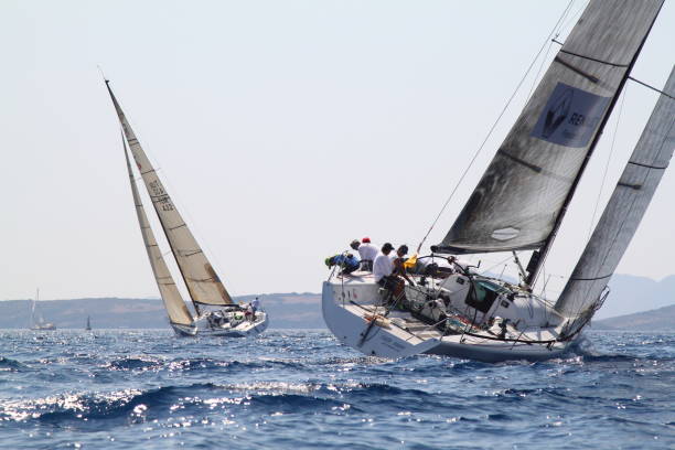 segelschiffsyachten im offenen meer. luxusboote - sailboat storm teamwork competition stock-fotos und bilder