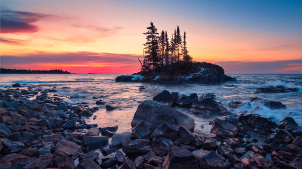 zonsopgang bij grand marais tombolo - split rock lighthouse state park stockfoto's en -beelden