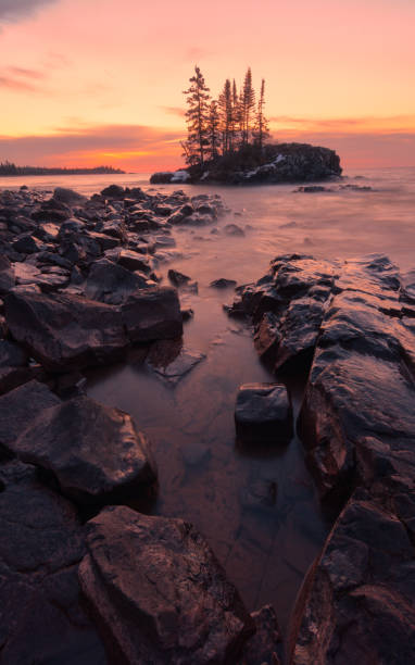 nascer do sol no grand marais tombolo - split rock lighthouse - fotografias e filmes do acervo