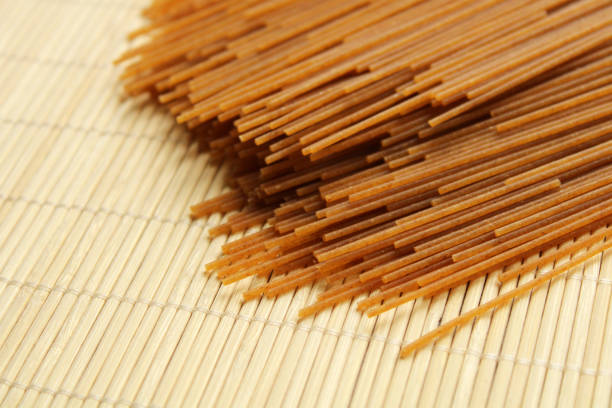 spaghetti crudi integrali - pasta whole wheat spaghetti raw foto e immagini stock