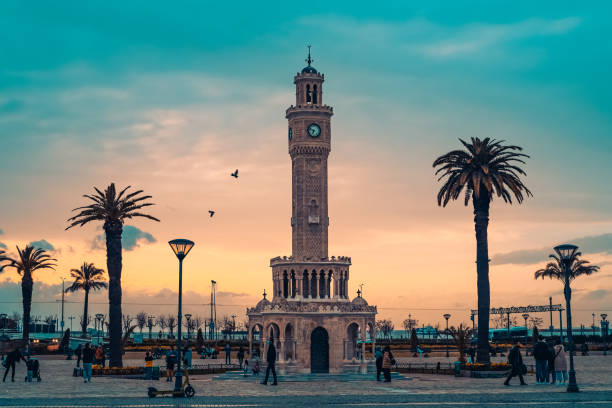 torre dell'orologio di smirne in piazza konak. - izmir turkey konak clock tower foto e immagini stock