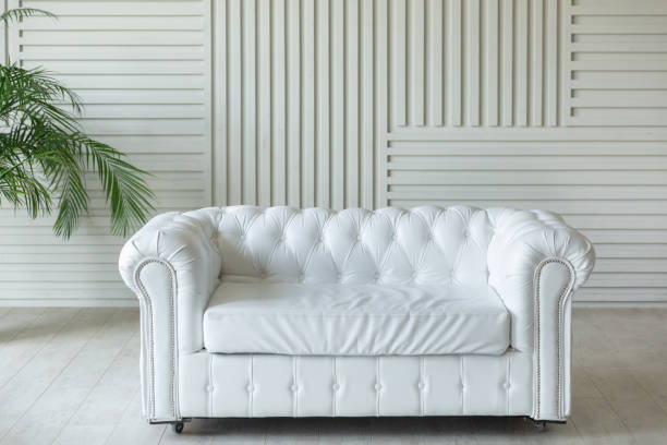 classic luxury white leather chester sofa in white interior. - chester england fotos imagens e fotografias de stock