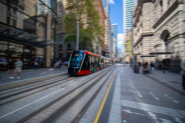 シドニーnswオーストラリアのジョージセントを移動するトラム - overhead cable car 写真 ストックフォトと画像