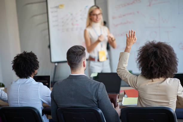 jeune gestionnaire féminin blond caucasien enseignant des collègues au sujet de l’analyse de swot. conférence d’affaires, concept de présentation - development photos et images de collection